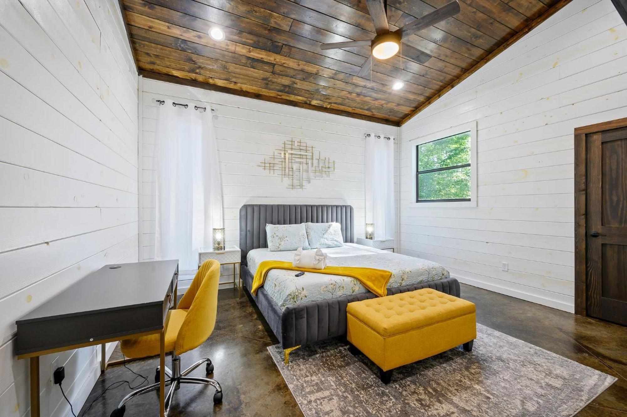 Luxe Privacy At Gorgeous Chalet