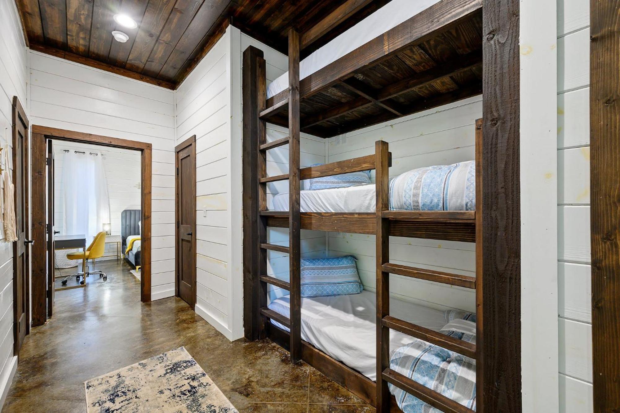Luxe Privacy At Gorgeous Chalet